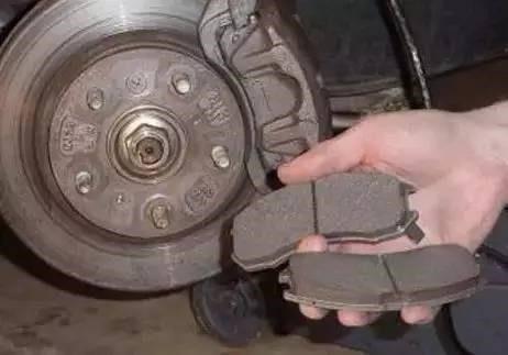 為什么剎車(chē)摩擦片兩邊磨損不一樣?